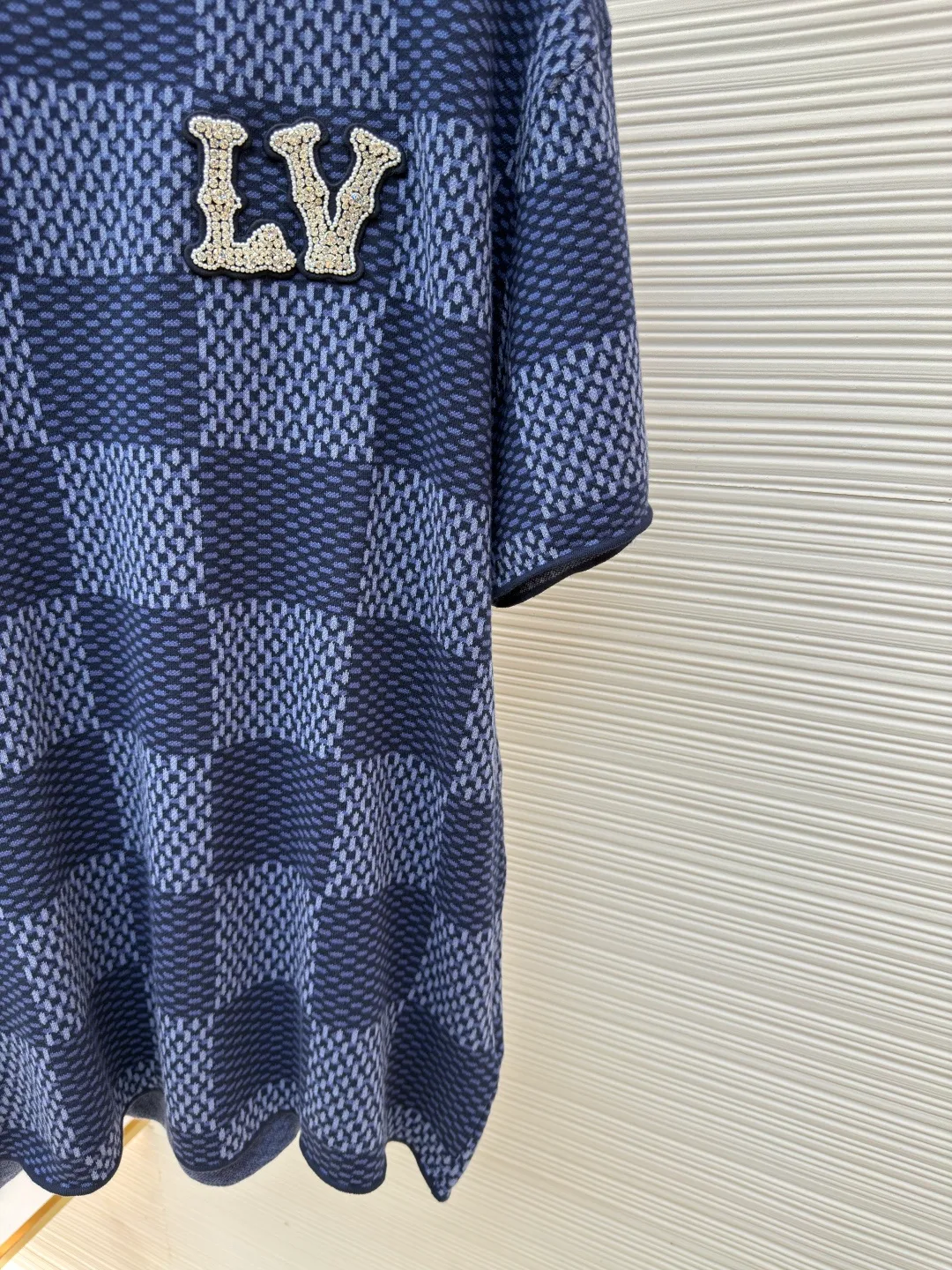 LOUIS VUITTON plaid beaded woolen short sleeves ●Authentic product: purchased and developed at 11400 ●Item number: 1680086-B05 ●Fabric: wool fabric ●Technology: knitting ●Version: fitted version ●Weight: about 330 grams ●Size: XS-S-M-L ●Description: The wool material is made of 100% fully combed cotton yarn, and the fabric piece is woven using a Stoll 16-needle ultra-fine machine imported from Germany worth 47W. It is woven at a parallel and even speed with reference to the original three-color jacquard structure. Each piece takes 270 minutes. During the weaving, 7 sand spits are used to alternately knit back and forth. The number of knitting rows for a single front garment hanging wool is as high as Line 6352... Only after random inspection can we carry out seam selection, washing, and hand-ordering of the original main label, wash mark, details down to the height of the wash mark, stitching method, and final ironing. Only after a general inspection can we package and ship. It is not like those ordinary computerized flat knitting machines. In order to rush the goods, the speed is turned to the limit, and the stitches of the knitted garments are different in size, code, and patterns. The overall wiring is straight and delicate, the fabric is comfortable and soft, and the color is consistent without color difference. It can be matched with the same style to create a fashionable look and control various occasions. Customized accessories, complete with three standards, same style for men and women!